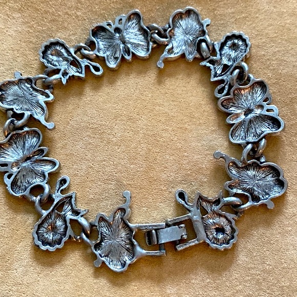 Fam. Bracelet for Butterfly and Flower Lovers to show their passion. Silvertone - Picture 5 of 6